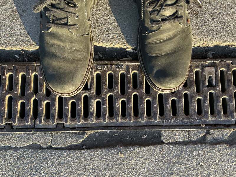 Close-up of the ACO PowerDrain S100K heavy-duty F900 ductile iron grate
