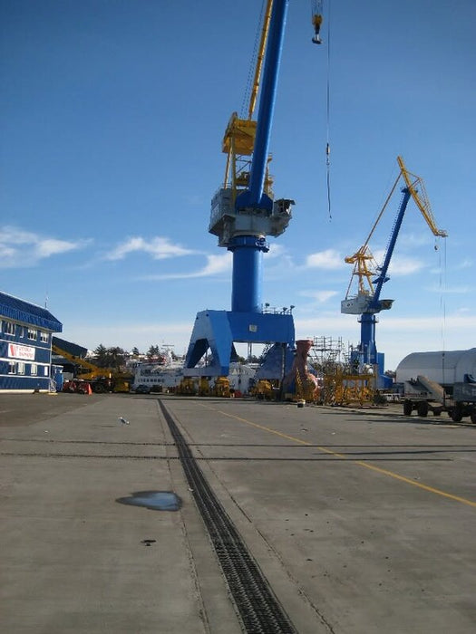 ACO PowerDrain S300K channel drain at a shipyard dock
